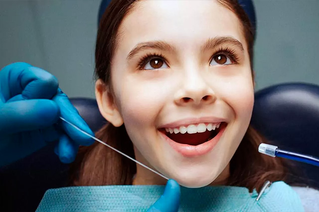 Niña en consulta de dentista - Carrasco Clínica Dental Barcelona