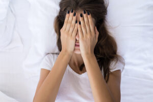 Chica cubriendo su rostro - Carrasco Clínica Dental Barcelona