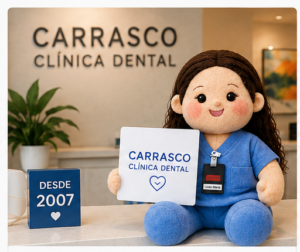 Mascota de Carrasco Clínica Dental, con uniforme sanitario, sentada en la recepción de la clínica junto a un cartel de «Desde 2007»