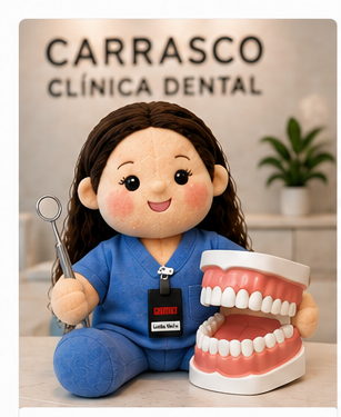 Mascota de Carrasco Clínica Dental sosteniendo un espejo dental junto a una maqueta de dientes y encías.