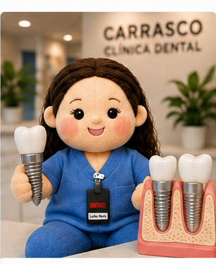 Mascota de Carrasco Clínica Dental mostrando un implante dental junto a una maqueta que lo representa colocado en la encía.