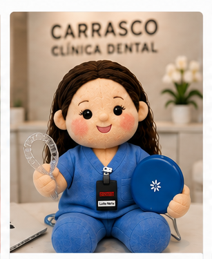 Mascota de Carrasco Clínica Dental sosteniendo material de ortodoncia en el gabinete de la clínica.