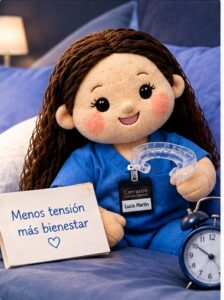 Muñeca de Carrasco Clínica Dental con una férula de descarga en un dormitorio, junto a un despertador y un cartel «Menos tensión, más bienestar»