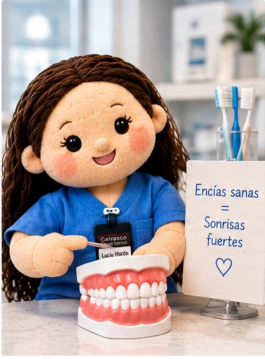 Muñeca de Carrasco Clínica Dental señalando las encías de una maqueta dental, junto a un cartel «Encías sanas = sonrisas fuertes».
